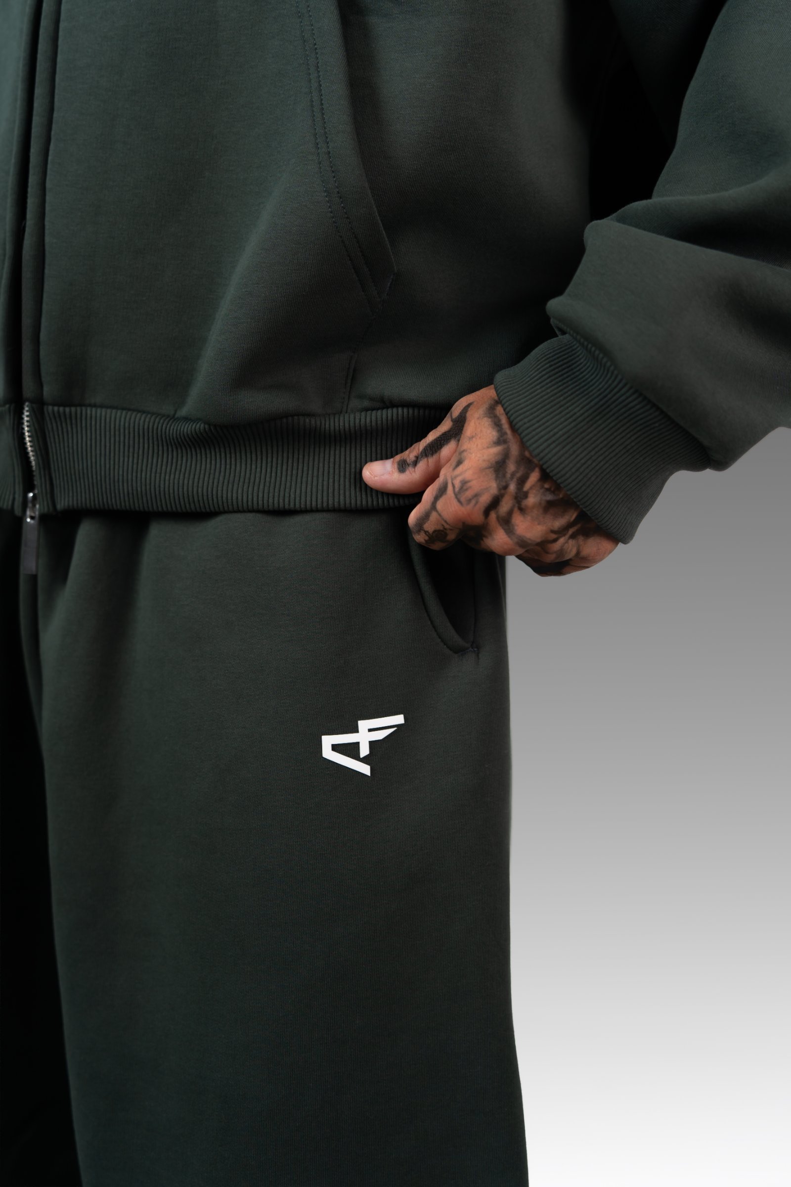 Chosen Few Athletics — Verde, hem detail