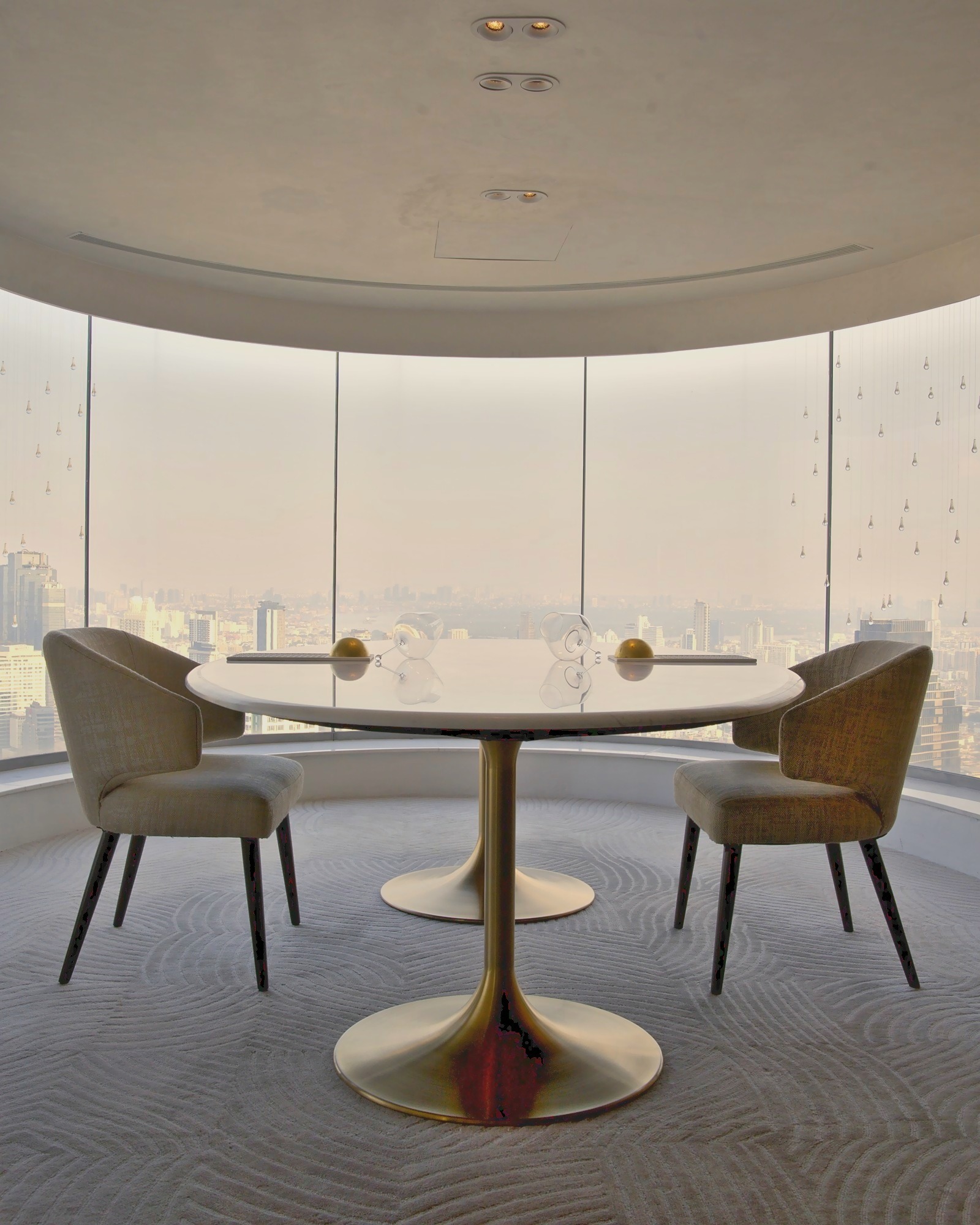 Mezzaluna — Round Table